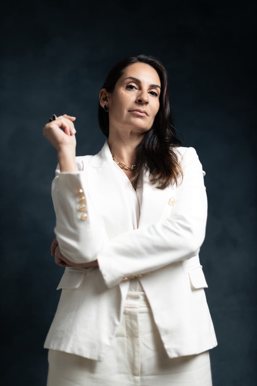 Carolina Caribé Marques em retrato de estúdio, de três quartos