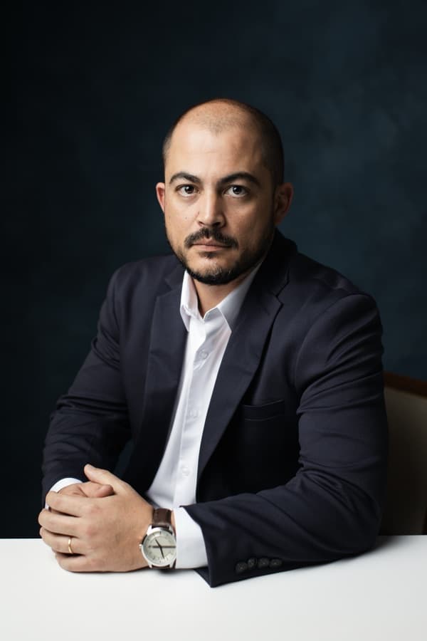 Gustavo Jaculi, engenheiro e tutor técnico, em retrato de estúdio